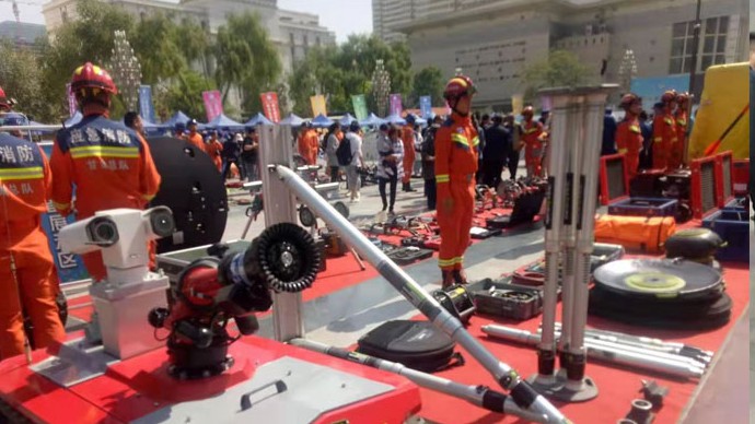 我公司技術人員在蘭州市消防特勤大隊為消防官兵現場顯示、培訓我公司所供設備