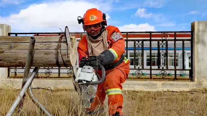 我公司技術人員在蘭州市消防特勤大隊為消防官兵現場顯示、培訓我公司所供設備