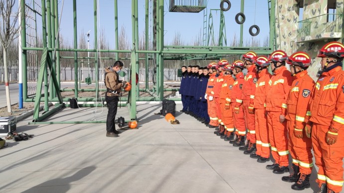 走進消防基層,開展裝備學習